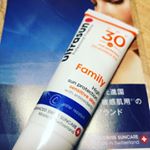 今回アルトラサンのトラベルサイズを使わせていただきました！！ アルトラサン  ファミリー SPF30こちらの日焼け止めは、美容医龍の先進国であるスイス生まれ🇨🇭 敏感肌用の日焼け止めだけを製造…のInstagram画像