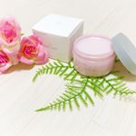 ナチュラルオフバームR🌹なんといっても魅力は『W洗顔不要』のクレンジングバーム😍✨ ・ほんとにこれだけでメイクが落ちるのか心配でしたが、軽くなでるだけでアイライン、マスカラまでしっかり…のInstagram画像
