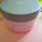 蓋を開けるとふんわりバラの香りが・・・！　とっても優雅な気分でクレンジングできちゃいます。バーム状なので最初は蝋のようなテクスチュアですが、手のひらの温度で少し柔らかくして馴染ませるとスルスルと伸びて…のInstagram画像