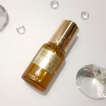 ラグジュアリー・デ・エイジ　エッセンスオイルV2層式のオイルです使用前に振ると軽く白濁した状態になりますスポイドタイプですが、蓋がプッシュ式になっており決まった量が取り出しやすいで…のInstagram画像