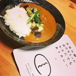 五島の鯛ので出汁をとったなんにでもあうカレーで暑い日のランチ！夏野菜をトッピングして。どこか懐かしい、素朴な味なのに、あとからスパイスも効いていて、まろやかでとっても美味しかったです♡110円と値…のInstagram画像