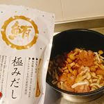 最近は袋から出汁の粉を出して使っています❗お味噌汁がとっても美味しくなるので、先日採れて冷凍しておいた枝豆も一緒に、炊き込みご飯にしてみました💓お味噌汁は、出汁をとらなくても美味しいけ…のInstagram画像