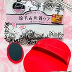 素数株式会社のムダ毛&角質ケアクルクルするだけ。ポーチの中には、大きいサイズと小さいサイズの2種類のパッドそしてシールが各5枚入っています。ピンクのパッドの裏にシールを貼ってクルクルし…のInstagram画像