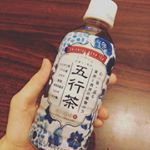 このお茶、むくみに効くらしいっ！お味はルイボスティーと烏龍茶を足して2で割ったような感じ。とっても香ばしくておいしいです◎甘くなくくせもないのでどんなご飯にも合いそうです♪#ベジキ…のInstagram画像