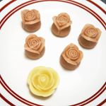 メサージュ・ド・ローズのMIGNON CLAIR（ミニヨン・クレール）季節限定のホワイトローズとピンクローズです！かわいい薔薇のチョコレートです(*´∀｀*)ピンクローズの花言葉は『上品、感謝…のInstagram画像