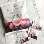最近のお気に入りおやつ😊💕💕.#スーパーフード の #チアシード 入り蒟蒻ゼリー♬色々なフレーバーがあるんだけど、私はぶどう味が美味しくてオススメです🌼.チアシードってとにかく水分…のInstagram画像