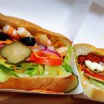 夏の新作めっちゃ美味しかったよー♥️海老のはドレッシングがはじめての味？で、ぴりりと甘辛くて喉が心地よかった(≧∇≦)チキンはめっちゃ柔らかかった‼️野菜たくさん食べれたからお腹が嬉しい～…のInstagram画像
