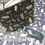300円均一で買えるレジャーグッズ！保冷バッグ、頑丈大容量👍保冷剤はデザインはかわいいけど100円だったら嬉しいなぁ。1番のお気に入りはレジャーシート！分厚くて大きめのサイズ。もっ…のInstagram画像