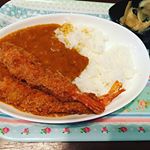 五島で作られてる何にでも合うカレー、揚げたて海老フライトッピングでいただきまーす♡昨日漬けてみた生姜の甘酢漬けにも合うー(´∀｀*) #なんにでもあうカレー #monipla #agasakigo…のInstagram画像