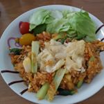 アクリの石焼風ビビンバ炒飯❇️ ちょい足しアレンジしてみました。ぶなしめじ、小松菜、卵を加え、上にチーズをトッピング一袋で２人分で丁度良い感じです。凍ったままフライパンで炒めるだけの簡…のInstagram画像