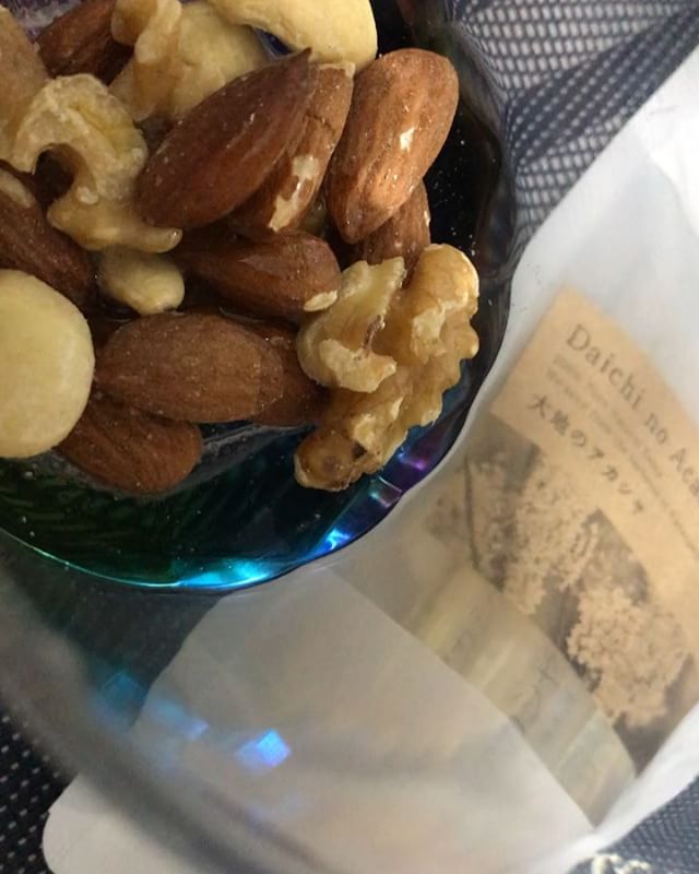口コミ投稿：ナッツにはちみつをかけて🍯#みつばちの詩工房 #大地のアカシヤ #monipla #mitsubachi…