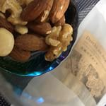ナッツにはちみつをかけて🍯#みつばちの詩工房 #大地のアカシヤ #monipla #mitsubachi_fanのInstagram画像