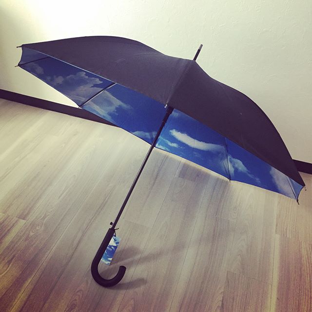 口コミ投稿：モニプラさんのモニター報告です◎一見シンプルな黒い傘ですが開けると青空が広がりま…