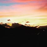 海辺で・・・と言いたいところだけど、ここからは遠すぎて叶わないので、山に沈む夕日や夕焼けを眺めながら、のんびり飲みたい。https://monipla.jp/zanpa/etp_ite…のInstagram画像