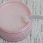 ナチュラルオフバームR天然由来成分93％で優しく洗えるにもかかわらずW洗顔不要で、油性のマスカラやポイントメイクもすっきり落としてくれる。バームが体温で溶けて、馴染ませるだけでお肌に負…のInstagram画像
