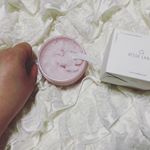 ローズラボ ナチュラルオフバームしっかりしたテクスチャーなのに体温でとろけてきてメイクとあっという間に浮かせてくれました✨溶けけている時のバラの香りがとても優雅で贅沢🌹結構濃い…のInstagram画像
