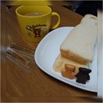 今朝は雨が結構降っています。部屋が２９℃といつもより快適😌今日の朝ごはんは、はちみつのサンドイッチ🍯温かいカフェラテとともに…  大地のアカシヤ はちみつ🍯パックに１０袋の使い…のInstagram画像