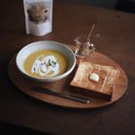 Pumpkin soupかぼちゃのポタージュと過激な牛乳食パン。はちみつをたらしていただきました。#過激な牛乳食パン #トースト #食パン #toast #breakfast #朝ごパン …のInstagram画像