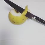 #堺の刃物屋さんこかじ #ペティーナイフ毎朝、フルーツを切るのに使っています。刃先が薄く研がれたぺティーナイフです。刃が鋭いので、切れ味が良く、果物の皮が向きやすいです。柄との…のInstagram画像