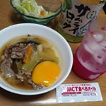 夕飯にひとかけ、MCT食べるオイル☺️ MCTとは中鎖脂肪酸でできていて、ココナッツが原料です。ココナッツオイルの良いとこどりで、無味無臭、冬でもサラサラのオイル❇️ 体脂肪になりにくく、素早くい…のInstagram画像