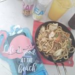 休みの日に限って天気が悪くて川に行けない…でも、バーベキューはしてきました✨鮮やかで可愛いフラミンゴ防滴ポーチにスマホを入れて川に行った気分♪夏休みにもう一度川…のInstagram画像