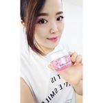 連日、すずし〜。秋だ。バストアップクリーム♡貧乳なのに、さらに背中に流れます😮どういう事だろ？こちらはマッサージをしてりんパを流して形を整えたりボリュームアップできるものです♡…のInstagram画像