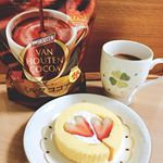 心も体もホッと一息したいですね。プレミアムロールケーキと一緒にホットココアでまったりお茶タイム(^^).#monmarche #tuna #monipla #monmarche_fanのInstagram画像