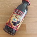 原産国ブルガリアのジュース【有機アロニア100％#果汁 】.アロニア 果汁は生サプリ。ポリフェノールとアントシアニンをブルベリーの５倍含有！！.そのまま飲むとポリフェノ…のInstagram画像