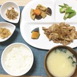 最近の夜ご飯🍴です😋*(1枚目)○ご飯○馬鈴薯とワカメのお味噌汁○鯛のお刺身の味噌漬け(鯛茶漬けの元)○しらすふりかけ○蓮根と人参と椎茸の土佐煮○茹でオクラ○南瓜の…のInstagram画像