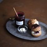 homemade blueberry jam手作りブルーベリージャムとクリームチーズをKUKAIさんのスコーンにサンド。幸せな朝～♩今回ジャムのラベル用に使ったシール（A-oneのもの）が…のInstagram画像