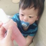 .１歳の赤ちゃんもきになるくらい可愛いボトル！笑結構使ったけどいい感じです😊肌がトゥルトゥル🤣メイクもスッキリ落ちるしほんまにおすすめです💗少しの量でも綺麗に落ちる🌟..…のInstagram画像