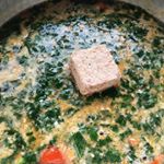 まるごとキューブだしを使ってお味噌汁作り。具を煮込んだ後にキューブを入れて、最後に味噌を入れるのが美味しく作るコツ。ミニトマトとモロヘイヤの味噌汁です。すりゴマも入れてあります。#自慢のお味噌汁 #贈…のInstagram画像