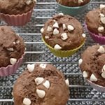 ヘルシー栄養満点！体に優しい～おからたっぷりの豆乳マフィンを作りましたよミルクココアと、チョコチップでおからや、豆乳、体に優しい雰囲気出さずに、こっそりと優しいのです(*^^*) 《材料》お…のInstagram画像