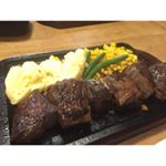 身体がタンパク質を欲してる！⠀歌舞伎町にある【ハラペコステーキ新宿本店】@harapeko.shinjyuku で、ハラミ300gをペロリと完食。選べる肉量は150g 1650円〜 450…のInstagram画像