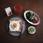 おはようございます。今朝のごはん。目玉焼きトーストとほうれん草ときのこのソテーこの野菜ジュース、パッケージもかわいくておいしい◎#朝ごはん #breakfast #朝ごパン #ラピュタ…のInstagram画像
