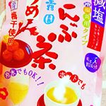 玉露園様から『減塩梅こんぶ茶』をお試しさせて頂きました☺️最近の暑さで梅ぼしが大人気で品薄だとか。そんな梅ぼしを使った梅こんぶ茶。熱中症対策にぴったりですね！私は梅こんぶ茶を使った料理を最近目…のInstagram画像