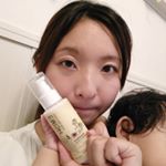 EMISHスキンケアミルクはママのスキンケアはもちろんベビーマッサージにも使えるのですが娘がプールで焼けまくってカッサカサなのでヌリヌリしてあげています(^o^)お腹ぐるぐるマッサージで離乳食…のInstagram画像