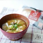 ·プレミ本舗さんの「まるごとキューブだし®️」を使ってみました😊·かつお節と昆布のうまみが、使いやすいキューブ状になった本格おだし❗お湯を注いで１０秒かき混ぜるだけで、2人前のおだしが…のInstagram画像