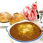 おうちでカレードリアランチ。.じつはコレ五島の鯛で出汁をとったなんにでもあうカレーを使って作ったもの。.忙しいときにパパッと便利でおいしいときたらおうちにストック必須よね。.#…のInstagram画像