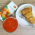３時のおやつに、アップルパイと『デルモンテ HACOSALAD』を一緒に🎵..野菜ジュースながらグレープフルーツの爽やかさがあるので、こういった甘いものにも合いますね～✨.グラ…のInstagram画像