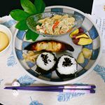 *#我が家の朝ごはん はワンプレートその日の気分や体調で パンのときもご飯のときもアリですw・おにぎりと焼き魚とホシサンの極みだしを使った大豆入り炒り豆腐らっきょうと生姜の甘酢漬け…のInstagram画像