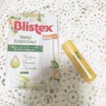 blistex トリプルエッセンシャルズ❤︎ ソフトな塗り心地でしっかり伸び、SPF15で紫外線のダメージからも唇を守ってくれます😊...ほのかなマンダリン&カモミールの香りで癒されま…のInstagram画像
