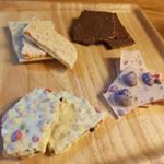 メリーチョコレートさんの割れチョコが大変なことになってますー(≧∇≦)💕めっっちゃおいしい😍🎶四種類食べ比べパーティ💕手前のはホワイトチョコにグラノーラ右下のはホワイトチョコに…のInstagram画像