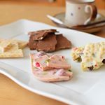 @marychocolate.jp さんから、9／13に発売したバータイプのチョコレート【ブレイクタイムコレクション】をいただきました😍２枚目がRASPBERRY＆PISTACHIO。ピス…のInstagram画像