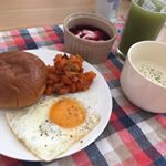 今日の朝ご飯です😋*少し前に和食が多いと言ったのですが、最近はパンを食べています🍞何故なら、フジパンの秋のキャンペーンで、パンの袋についている点数を貯めるとミッフィーちゃんのバッグがもらえ…のInstagram画像
