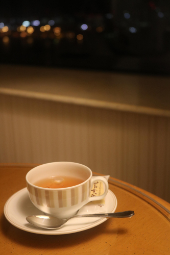 夜景を見ながら、寝る前の紅茶の画像（1枚目）