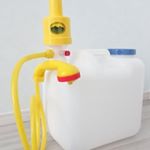 タンクにセットするだけの「アウトドアポンプ」 とっても便利！ さっそく「使いたぁい！」と言う娘。 バジルの苗と、ミントとかビワのタネを植えて水を撒いてました。まだまだ、たく…のInstagram画像
