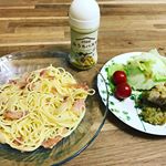 今日の晩御飯はカルボナーラとバジルチキン😃カルボナーラはピエトロの、おうちパスタを混ぜるだけー❤️ピエトロシリーズは大好きでドレッシングもピエトロ⭐️ おうちパスタシリーズは簡単なのに本格…のInstagram画像