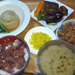 今夜の晩ごはん。#かぼちゃの煮物#ふろふき大根#青のりのお味噌汁 に まるごとキューブだしを使用しています。その他は食用菊の酢の物、切り干し大根です。#まるごとキューブだし #ハロウィンレ…のInstagram画像