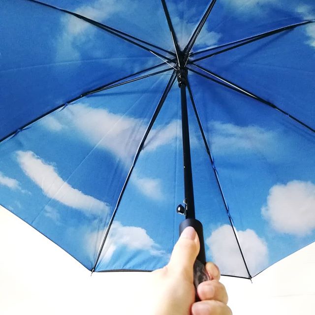 口コミ投稿：RELAX アンブレラ見た目はシンプルなブラックカラーの長傘ですが、開いてみると青空…